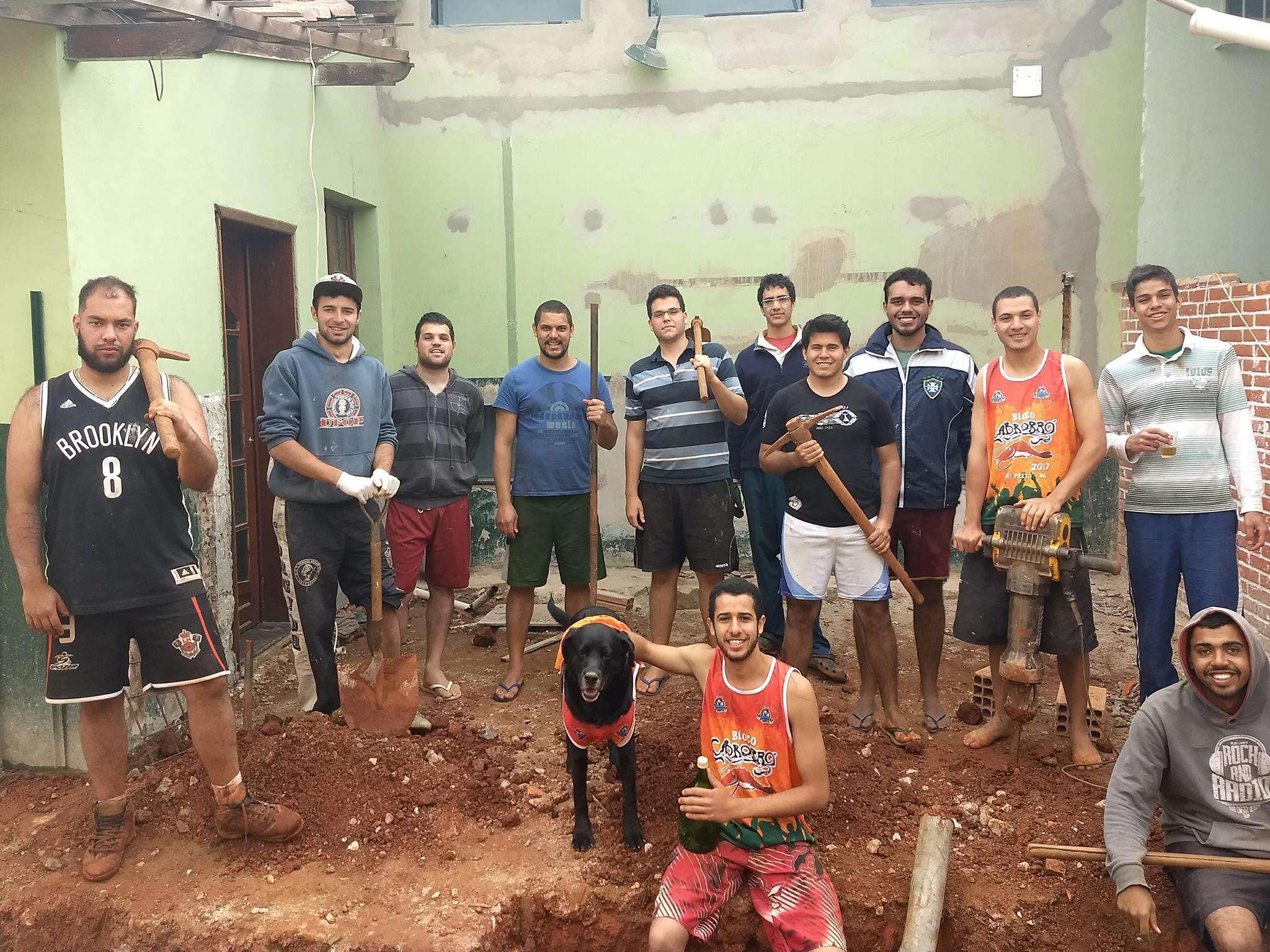Reforma da lavanderia: 12 homens e um cachorro.